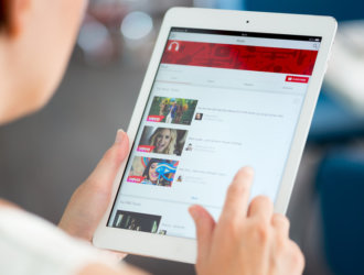 Как правильно выложить первое видео на видеохостинг Ютуб с компьютера и телефона, загрузка шортс (shorts)